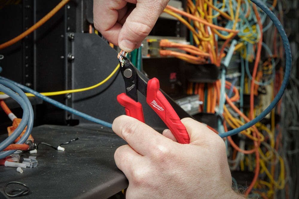 Cleste cap inclinat Milwaukee | Taiere precisa cabluri